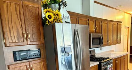 Charming, peaceful house in Pineville. Quiet setting only minutes to Elk River