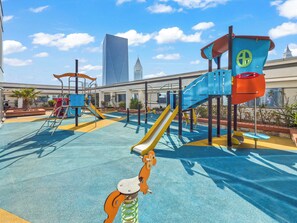 Zona de juegos infantil al aire libre