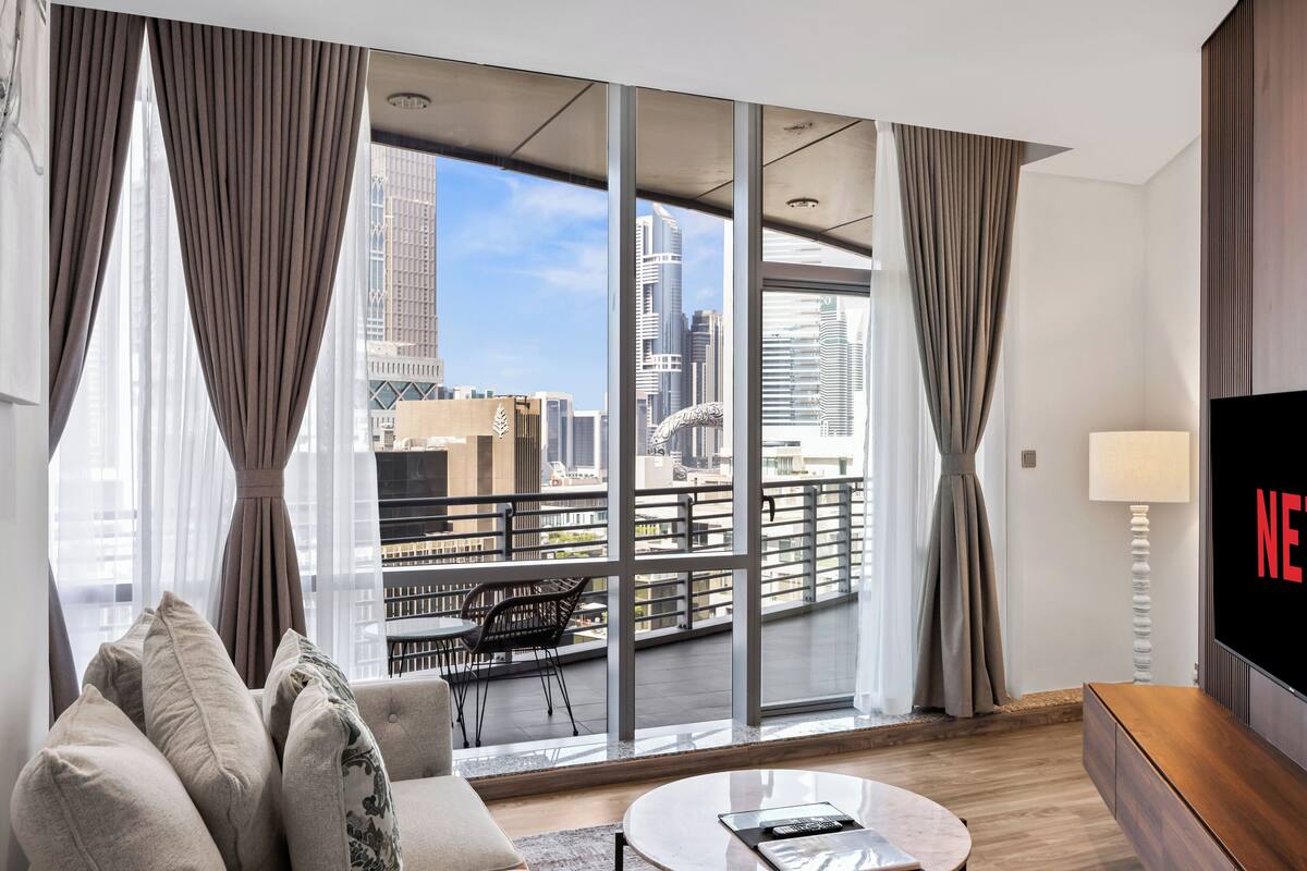 Executive Studio Suite | Living area | 55-inch Smart TV with cable channels, Netflix, pay movies