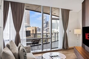 Executive-Studiosuite | Wohnbereich | 55-Zoll-Smart-TV mit Kabelempfang, Netflix, Pay-TV