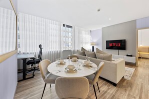 Business-Apartment | Eigene Küche | Großer Kühlschrank, Mikrowelle, Ofen, Herdplatte