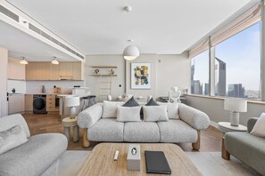 Leilighet – business, byutsikt | Oppholdsområde | En 55-tommers smart-TV med kabel-kanaler samt Netflix og filmkjøp