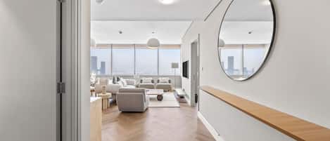 Apartemen Bisnis, pemandangan kota | Area keluarga | Smart TV 55-inci dengan saluran TV kabel, Netflix, dan film berbayar