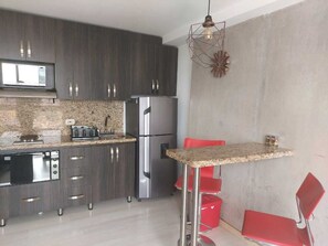 Appartement Deluxe, vue ville | Cuisine privée | Micro-ondes, plaque de cuisson, cuiseur de riz, blender