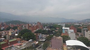 Un paisaje urbano con diversos edificios, incluyendo tanto rascacielos como estructuras de menor altura.