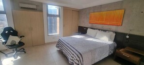 ดีลักซ์อพาร์ทเมนท์, วิวเมือง | 1 ห้องนอน, ตู้นิรภัยในห้องพัก, โต๊ะทำ�งาน, เตารีด/โต๊ะรีดผ้า