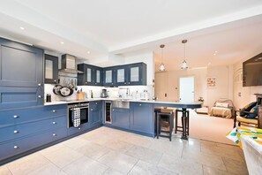 Kühlschrank, Mikrowelle, Ofen, Wasserkocher mit Kaffee-/Teezubehör