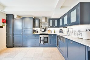 Kühlschrank, Mikrowelle, Ofen, Wasserkocher mit Kaffee-/Teezubehör