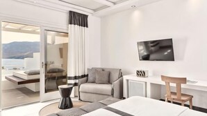 Une chambre d’hôtel moderne équipée d’un lit, d’un bureau, d’une chaise et d’un téléviseur.