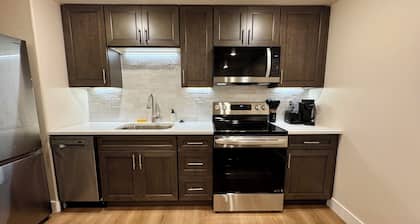 Jordan River Retreat. Charming 1 bedroom apartment in Lehi Ut on the river.