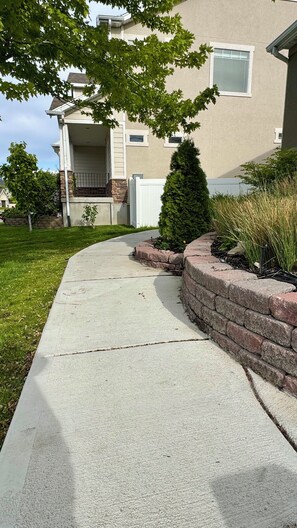 Property grounds - Jordan River Retreat. Charming 1 bedroom apartment in Lehi Ut on the river. (Lehi)