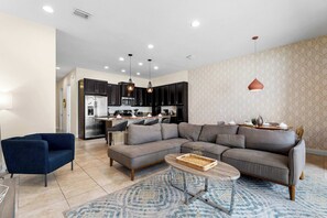 联排别墅, 多张床, 使用泳池, 泳池景观 (Dream Days At Enclaves) | 起居区 | 42-英寸纯平电视（配备数码频道）