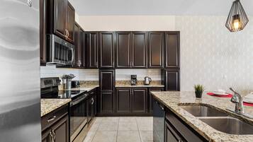Townhouse, Beberapa Tempat Tidur, akses ke kolam renang (Dream Days At Enclaves) | Dapur pribadi | Lemari es, microwave, oven, dan kompor