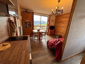 1 bedroom, travel crib