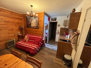 1 bedroom, travel cot