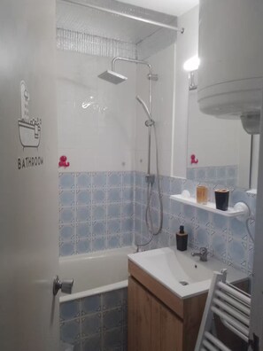 Dusj, hårføner, såpe og toalettpapir