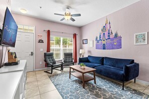 Stadtwohnung, Mehrere Betten, Küche, Gartenblick (Enchanted At 7 Dwarfs Lane) | Wohnbereich | 42-Zoll-Flachbildfernseher mit Digitalempfang