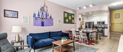 Maison en rangée, Plusieurs lits, cuisine, vue sur le jardin (Enchanted At 7 Dwarfs Lane) | Aire de séjour | Téléviseur à écran plat de 42 po avec télévision numérique