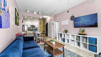 Maison mitoyenne, plusieurs lits, cuisine, vue jardin (Enchanted At 7 Dwarfs Lane) | Coin séjour | Télévision à écran plat de 42 pouces avec chaßnes numériques