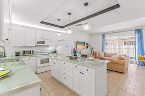 Maison en rangée, Plusieurs lits, patio, vue sur le jardin (Family Friendly Relax Villa) | Cuisine privée | Réfrigérateur, four à micro-ondes, un four, surface de cuisson