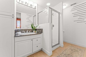 Stadtwohnung, Mehrere Betten, Terrasse, Gartenblick (Family Friendly Relax Villa) | Badezimmer | Haartrockner, Handtücher