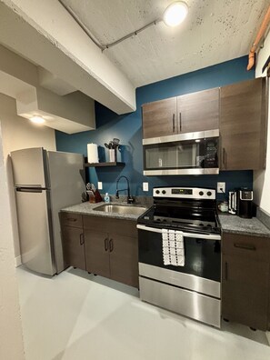 Een koelkast, een microgolfoven, een oven, een kookplaat