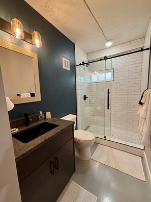 Dusche, Haartrockner, Handtücher, Seife