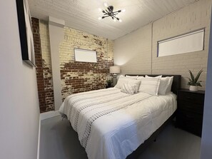 2 slaapkamers, een bureau, een strijkplank/strijkijzer, gratis wifi