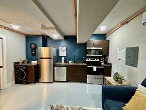 Een koelkast, een microgolfoven, een oven, een kookplaat