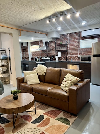 Smart TV. The Monarch Downtown - Unit 7