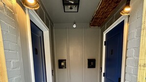 Ein Flur mit zwei blauen Türen, mit den Nummern 10 und 11, der zu Zimmern führt.