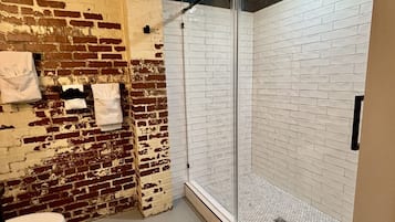 Haartrockner, Handtücher, Seife, Shampoo