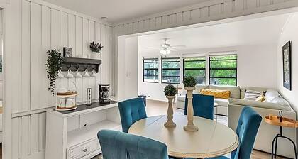 2 BR/2 bath Clermont cottage w/ Heated Olympic Pool/basketball/lake access