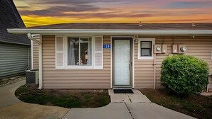 Una casa de un piso con una puerta principal, una ventana pequeña y un buzón.