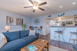 Living area - The Warf- 1 bed 1 bath condo (Galveston)