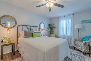 1 bedroom, iron/ironing board, WiFi, bed sheets - The Warf- 1 bed 1 bath condo (Galveston)