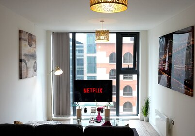 Stylish Apartment City Centre with Gym, In The Heart Of Broad Street!