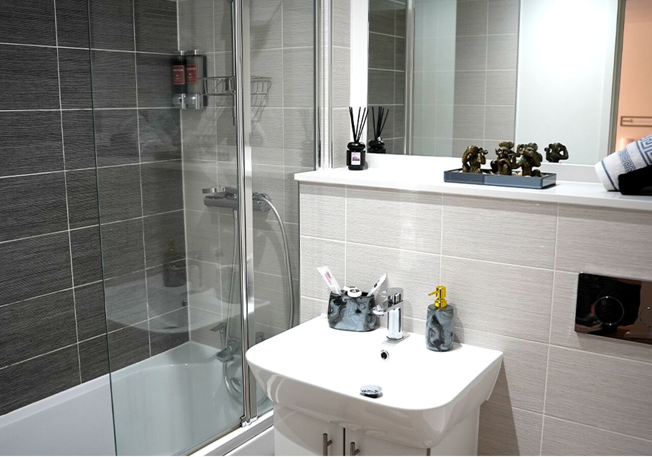 Sèche-cheveux, serviettes fournies, savon, shampoing