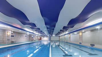 حمام سباحة داخلي