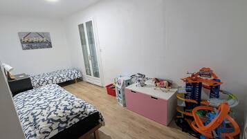 4 bedrooms, WiFi, bed sheets