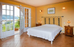 4 bedrooms, travel cot