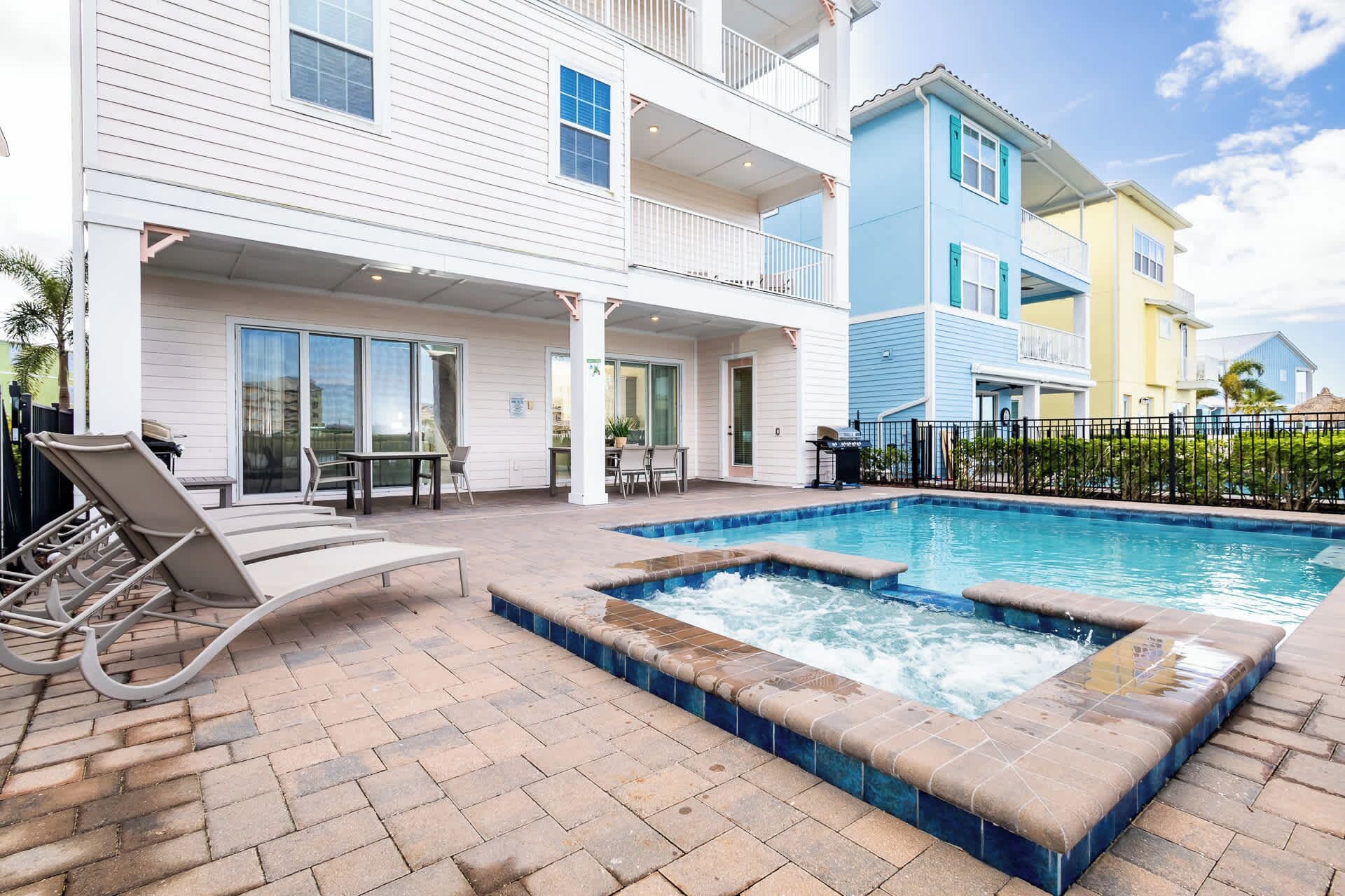 Kolam renang terbuka, kerusi lepak pantai 