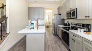 Maison, plusieurs lits, accès piscine, vue piscine (Formosa Mimosa) | Cuisine privée | Réfrigérateur, micro-ondes, four, plaque de cuisson