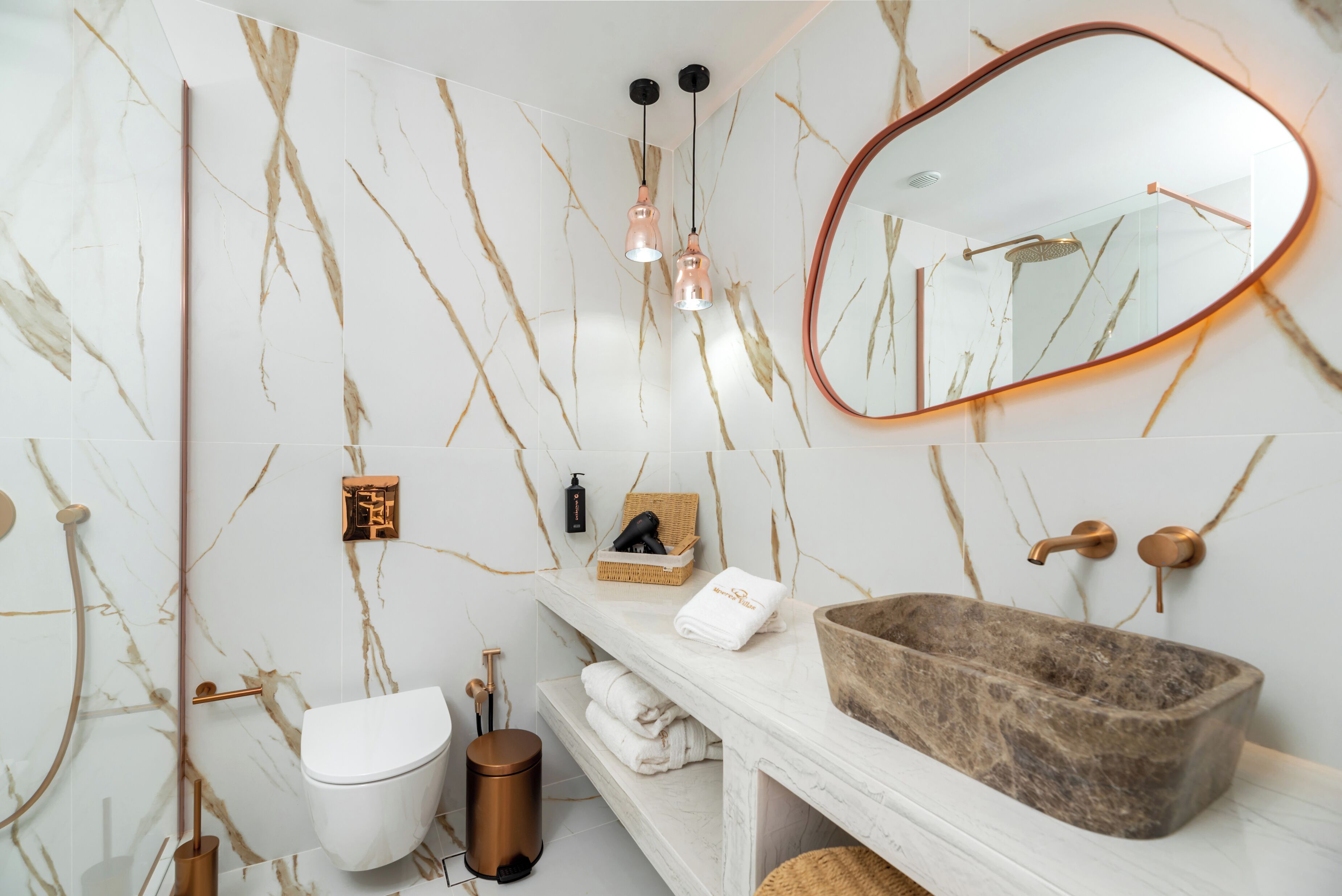 Dusj, hårføner, håndklær og såpe