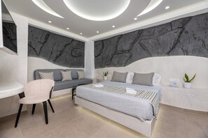 1 sovrum, värdeförvaringsskåp på rummet och skrivbord