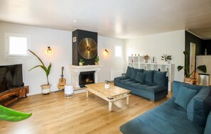 Smart-TV, Kamin, Stereoanlage