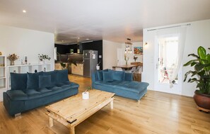 Smart TV, chimenea y estéreo 