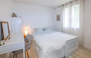 2 quartos, ferros/tábuas de passar roupa, berço de viagem