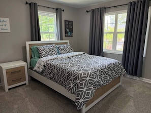 3 bedrooms, desk, iron/ironing board, free WiFi - Completely renovated!! 1 min to Ft Jackson. Close to USC, VA Hospital. Sleeps 8 (Columbia)