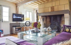 TV, fireplace - Beautiful home in Le Breuil-en-Auge (Le Breuil-en-Auge)